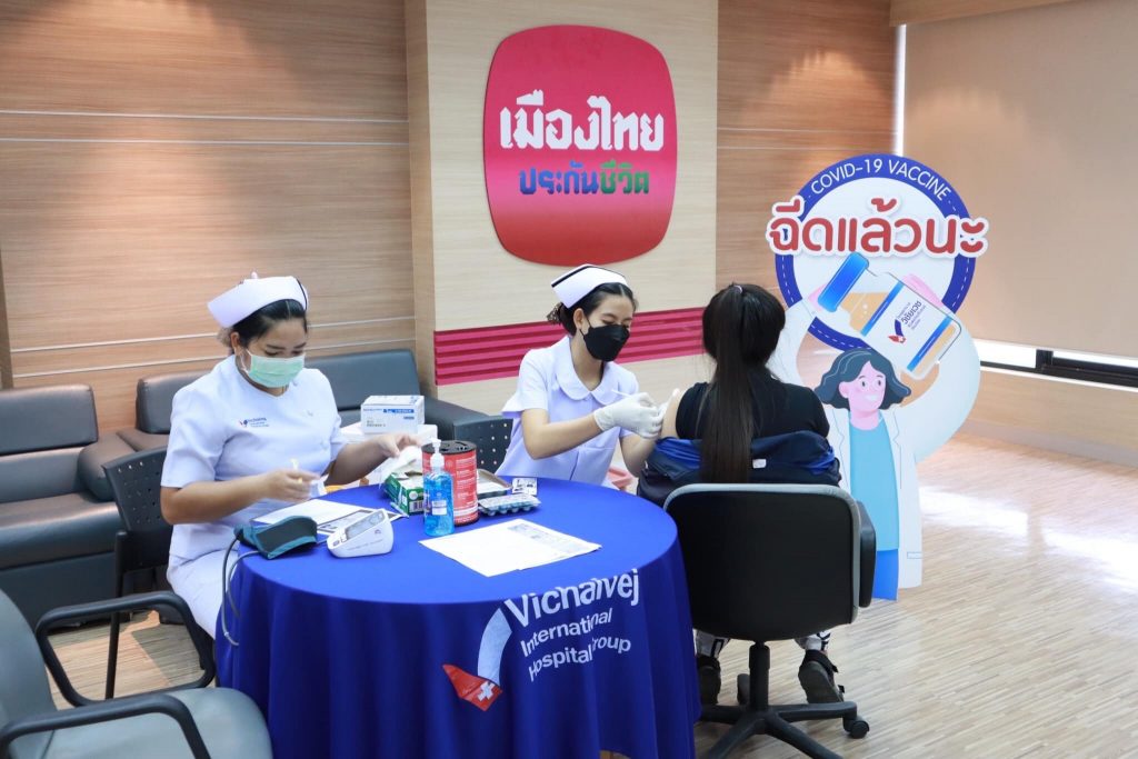 วัคซีนสร้างสุข ครั้งที่ 2 กิจกรรม CSR เพื่อสังคม รพ.วิชัยเวชฯ อ้อมน้อย  ออกฉีดวัคซีนป้องกันโควิด-19 เข็มกระตุ้น ให้กับบริษัท เมืองไทยประกันชีวิต นครปฐม