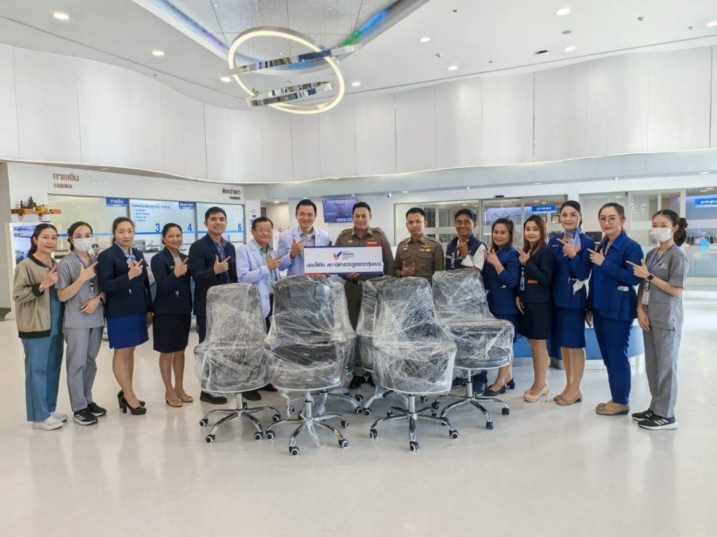 โรงพยาบาลวิชัยเวชฯ อ้อมน้อย มอบเก้าอี้สนับสนุนสถานีตำรวจภูธรกระทุ่มแบน